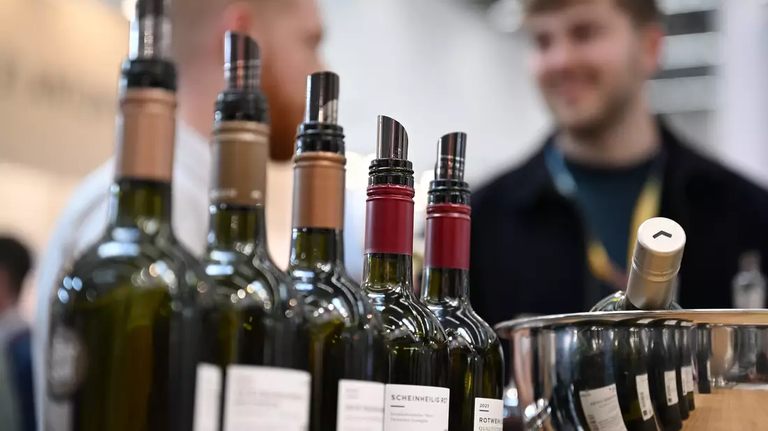 Bei der Prowein war an den Messeständen reger Andrang.  - Bild: Wolf von Dewitz/dpa