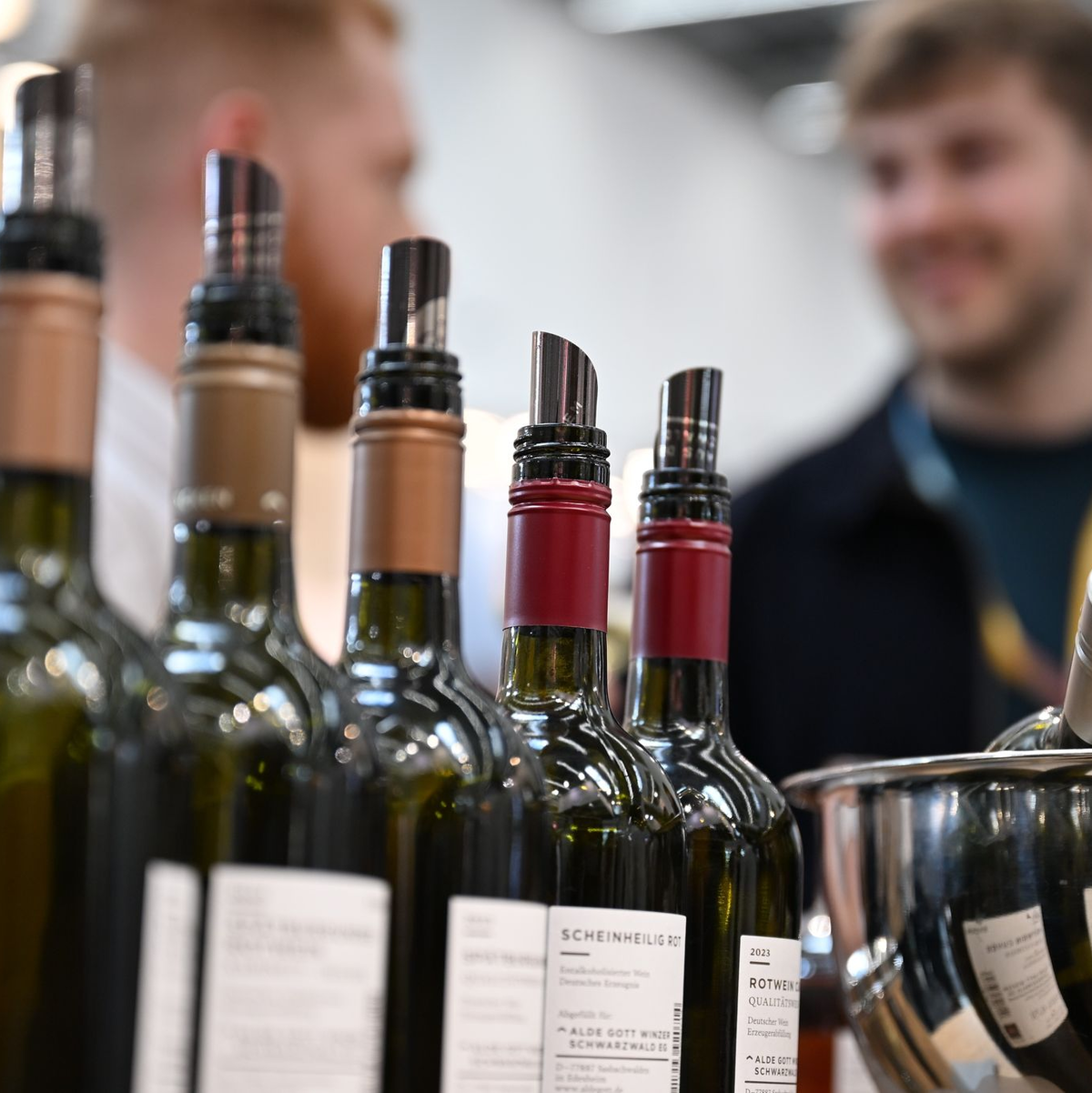 Bei der Prowein war an den Messeständen reger Andrang.  - Foto: Wolf von Dewitz/dpa