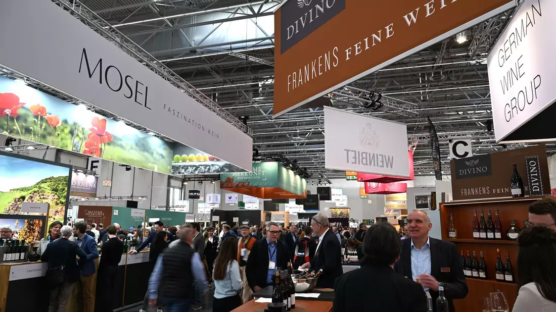 Auf der Weinmesse Prowein ist viel los. - Bild: Wolf von Dewitz/dpa