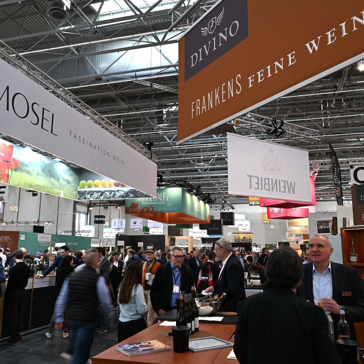 Auf der Weinmesse Prowein ist viel los. - Foto: Wolf von Dewitz/dpa