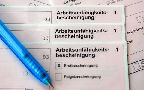 Die Anzahl der Krankheitstage ist bei AOK-Versicherten 2025 leicht gesunken.  - Foto: Sina Schuldt/dpa