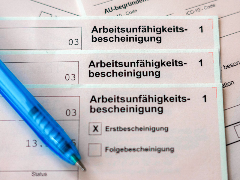 Die Anzahl der Krankheitstage ist bei AOK-Versicherten 2025 leicht gesunken.  - Foto: Sina Schuldt/dpa