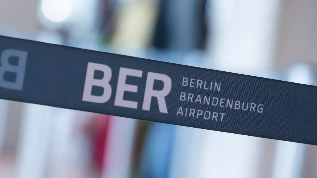 Die Gewerkschaft Verdi hat zu einem Warnstreik bei der Flughafengesellschaft Berlin-Brandenburg aufgerufen. - Bild: Christophe Gateau/dpa