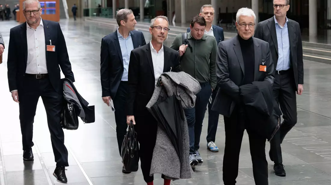 Vertreter der Mineralölkonzerne nahmen an der Sitzung teil. - Bild: Carsten Koall/dpa