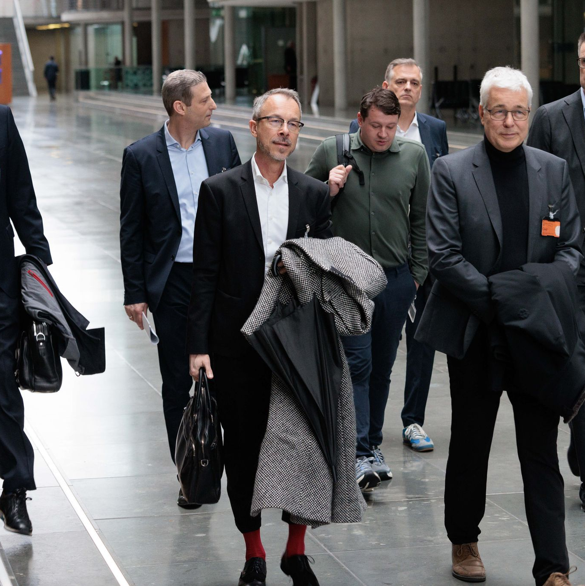 Vertreter der Mineralölkonzerne nahmen an der Sitzung teil. - Foto: Carsten Koall/dpa