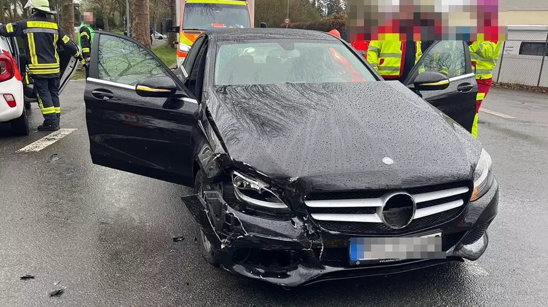 POL-HA: Unfall auf Kreuzung: Drei Autos beschädigt, ein Mann leicht verletzt - Bild: presseportal.de