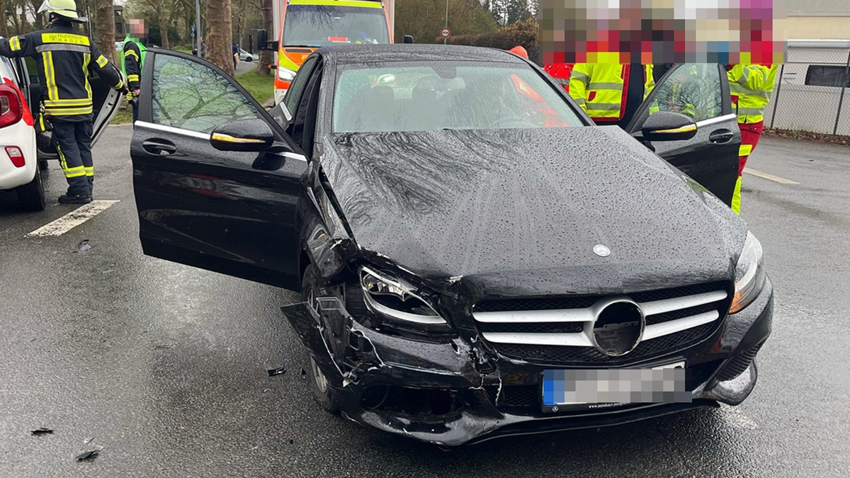 POL-HA: Unfall auf Kreuzung: Drei Autos beschädigt, ein Mann leicht verletzt - Foto: presseportal.de