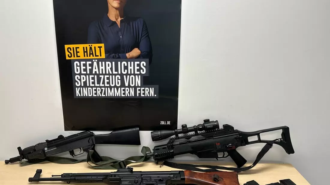HZA-SI: Umzug mit Softair-Waffen- Zoll stellt verbotene Softair-Waffen in Umzugsgut sicher - Bild: presseportal.de