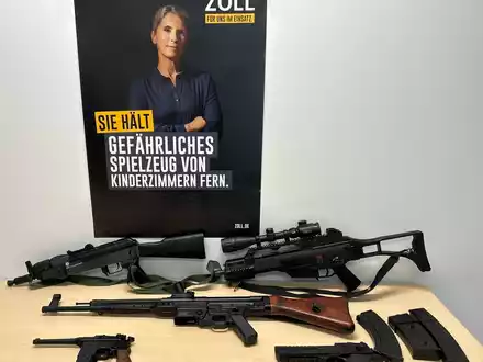 HZA-SI: Umzug mit Softair-Waffen- Zoll stellt verbotene Softair-Waffen in Umzugsgut sicher - Foto: presseportal.de