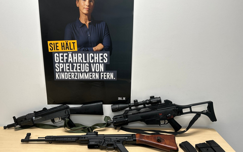 HZA-SI: Umzug mit Softair-Waffen- Zoll stellt verbotene Softair-Waffen in Umzugsgut sicher - Foto: presseportal.de