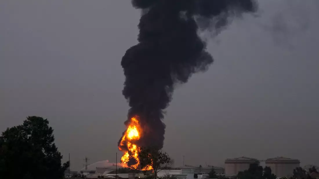 Die iranischen Angriffe auf Ziele in den Golfstaaten dauern an. - Bild: Uncredited/AP/dpa