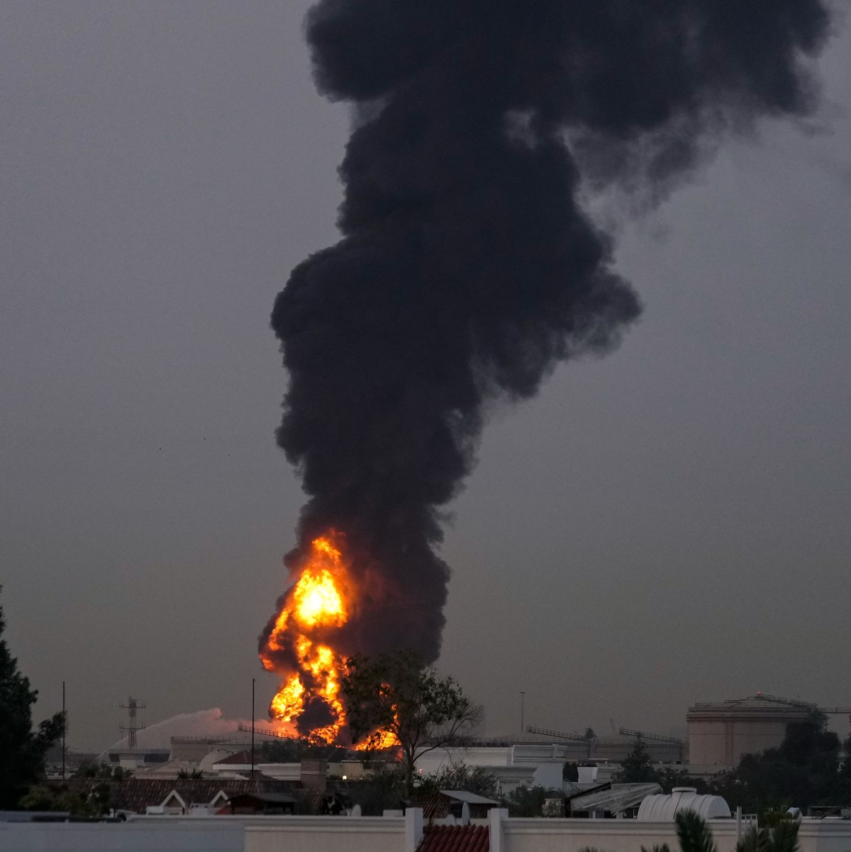 Die iranischen Angriffe auf Ziele in den Golfstaaten dauern an. - Foto: Uncredited/AP/dpa