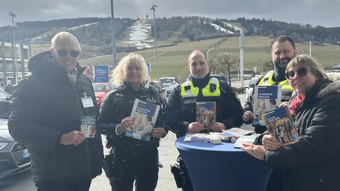 POL-KB: Willingen - Infostand zum Thema Straftaten zum Nachteil älterer Menschen wird gut angenommen. - Bild: presseportal.de