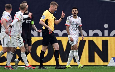 Bayern-Stürmer Luis Diaz bleibt nach seiner Gelb-Roten Karte für das nächste Spiel gesperrt. - Foto: Federico Gambarini/dpa