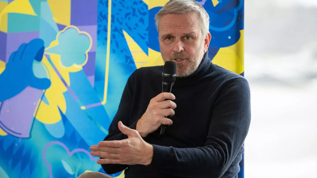 Dietmar Hamann hat die Bayern-Führung für ihr Vorgehen im Fall Luis Diaz scharf kritisiert. (Archivbild) - Bild: Leonie Asendorpf/dpa