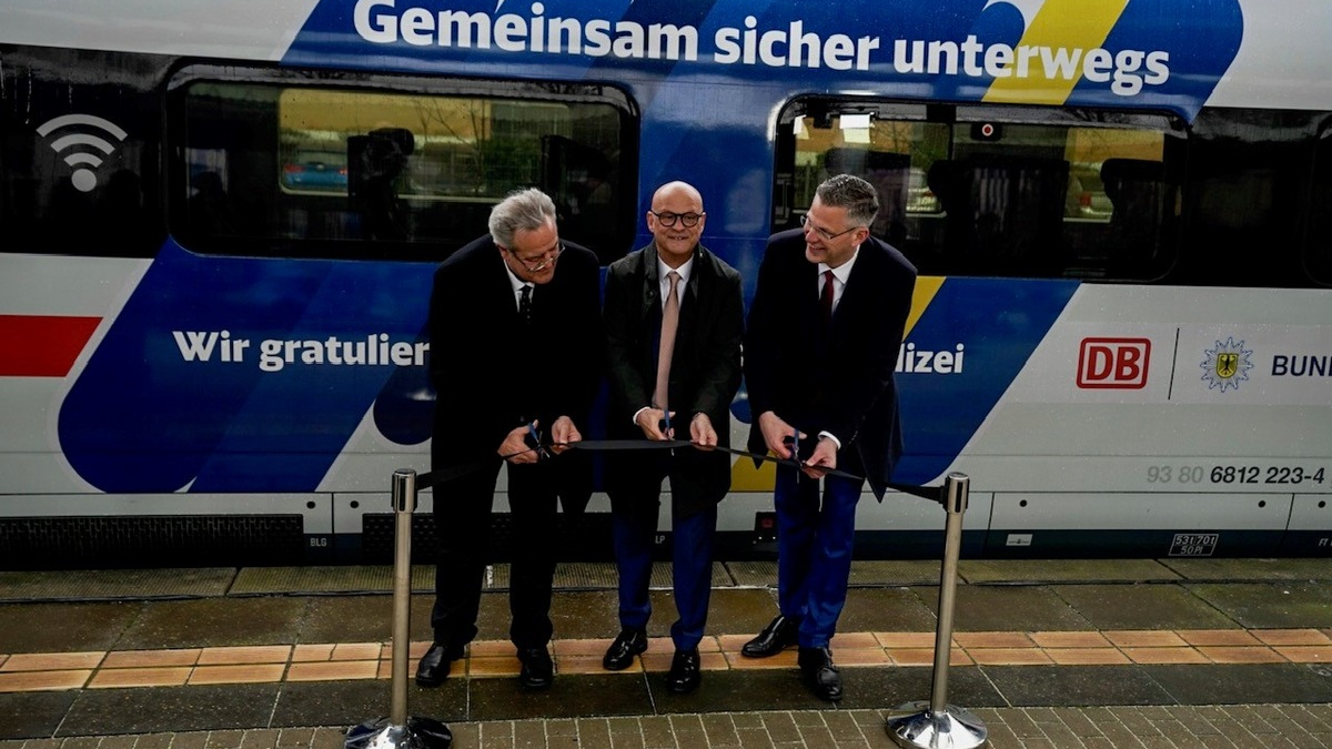 BPOLP Potsdam: Gemeinsame Pressemitteilung der Deutschen Bahn AG, der ViP Verkehrsbetrieb Potsdam GmbH und des Bundespolizeipräsidiums - 75 Jahre Bundespolizei - Jubiläumsauftakt am Hauptbahnhof Potsdam - Foto: presseportal.de