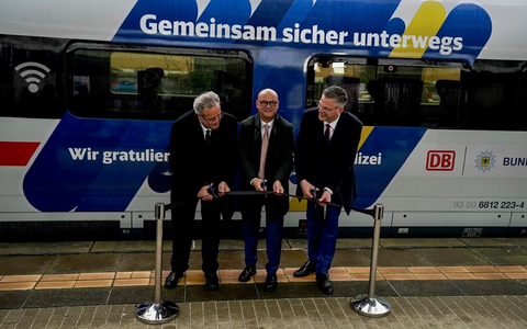 BPOLP Potsdam: Gemeinsame Pressemitteilung der Deutschen Bahn AG, der ViP Verkehrsbetrieb Potsdam GmbH und des Bundespolizeipräsidiums - 75 Jahre Bundespolizei - Jubiläumsauftakt am Hauptbahnhof Potsdam - Foto: presseportal.de