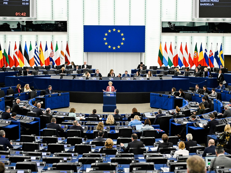 Die EVP ist im Europäischen Parlament die mit Abstand größte Fraktion - bei Abstimmungen braucht sich aber dennoch Partner. (Archivbild)  - Foto: Pascal Bastien/AP/dpa