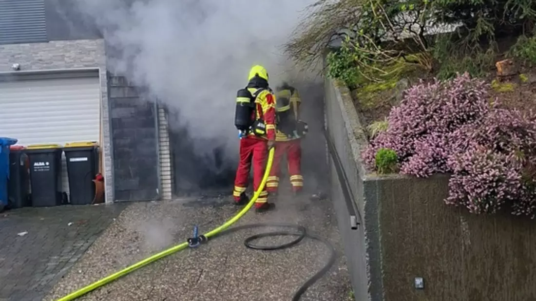FW-Heiligenhaus: Brennender PKW in Garage - Bild: presseportal.de