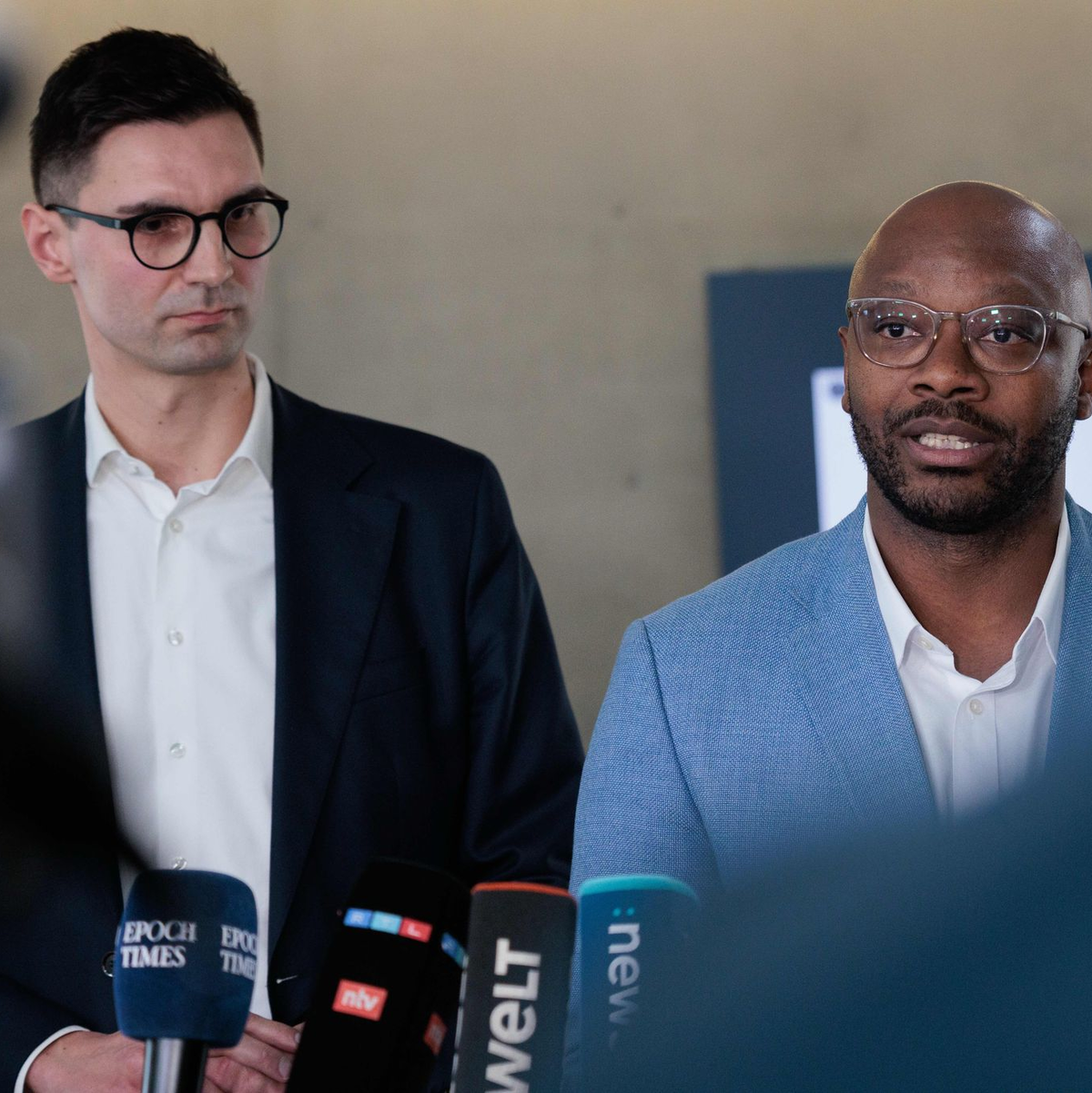 Politiker der Koalition zeigen sich enttäuscht über die Mineralölbranche. - Foto: Carsten Koall/dpa