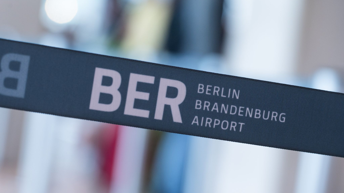 Die Gewerkschaft Verdi hat zu einem Warnstreik bei der Flughafengesellschaft Berlin-Brandenburg aufgerufen. - Foto: Christophe Gateau/dpa