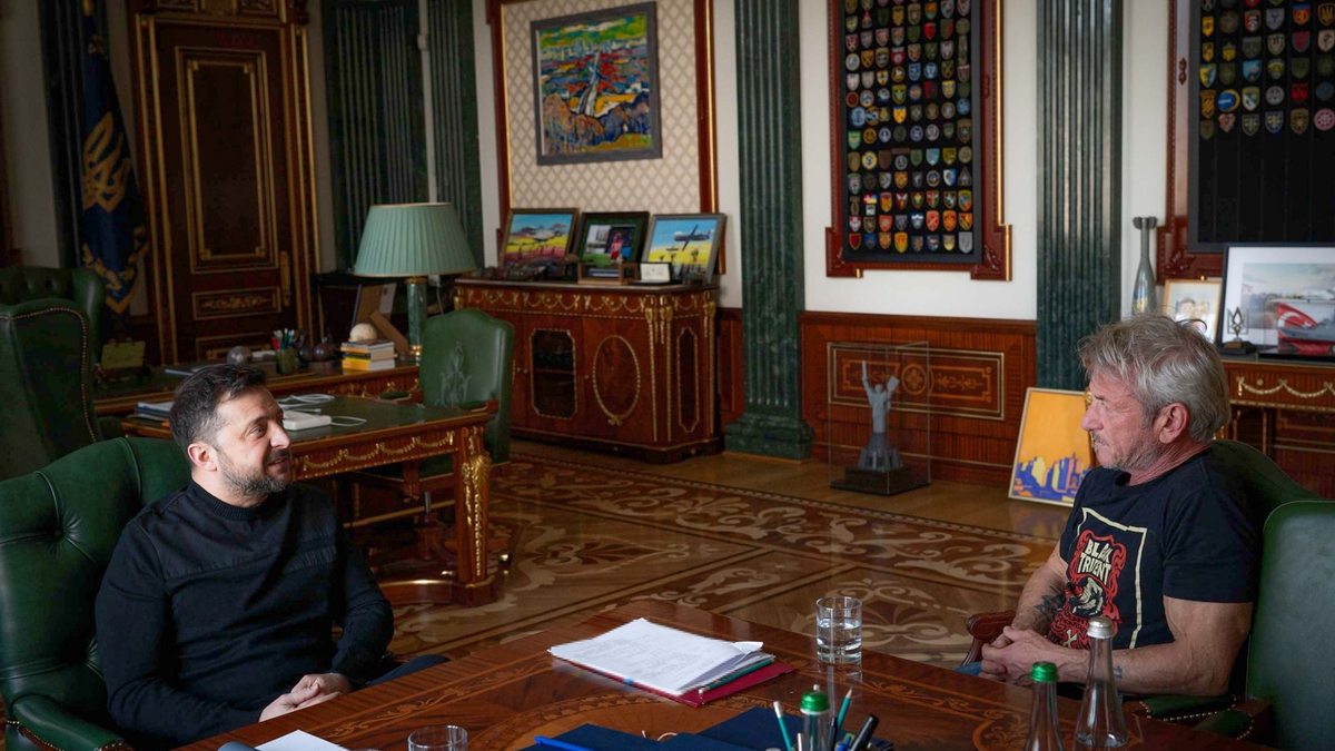 Der ukrainische Präsident Wolodymyr Selenskyj (l) sitzt in Kiew zusammen mit dem US-amerikanischen Schauspieler und Regisseur Sean Penn. - Foto: -/Pressebüro des ukrainischen Präsidenten(AP/dpa