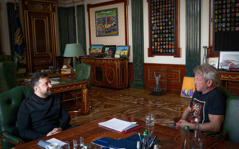 Der ukrainische Präsident Wolodymyr Selenskyj (l) sitzt in Kiew zusammen mit dem US-amerikanischen Schauspieler und Regisseur Sean Penn. - Foto: -/Pressebüro des ukrainischen Präsidenten(AP/dpa