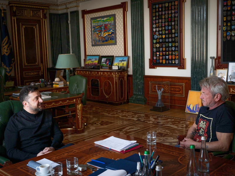 Der ukrainische Präsident Wolodymyr Selenskyj (l) sitzt in Kiew zusammen mit dem US-amerikanischen Schauspieler und Regisseur Sean Penn. - Foto: -/Pressebüro des ukrainischen Präsidenten(AP/dpa