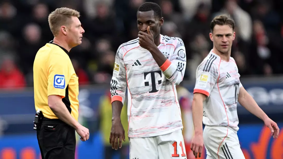 Bayerns Nicolas Jackson sah in Leverkusen nach Videoüberprüfung die Rote Karte. - Bild: Federico Gambarini/dpa