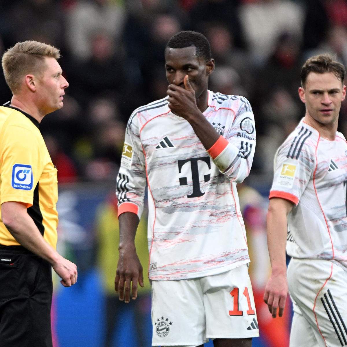 Bayerns Nicolas Jackson sah in Leverkusen nach Videoüberprüfung die Rote Karte. - Foto: Federico Gambarini/dpa