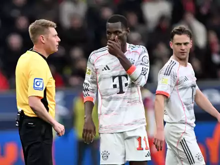 Bayerns Nicolas Jackson sah in Leverkusen nach Videoüberprüfung die Rote Karte. - Foto: Federico Gambarini/dpa