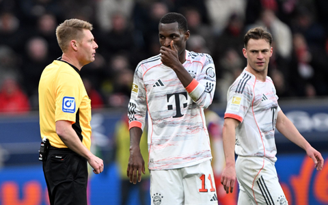 Bayerns Nicolas Jackson sah in Leverkusen nach Videoüberprüfung die Rote Karte. - Foto: Federico Gambarini/dpa