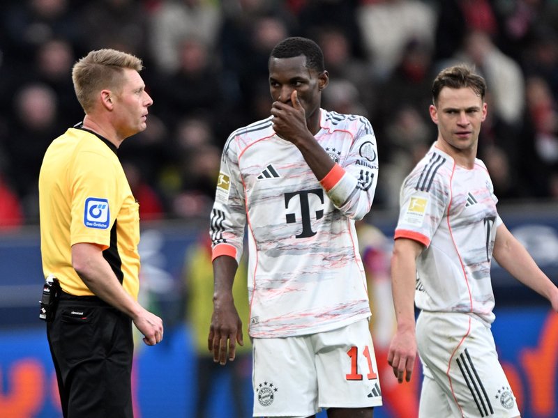 Bayerns Nicolas Jackson sah in Leverkusen nach Videoüberprüfung die Rote Karte. - Foto: Federico Gambarini/dpa