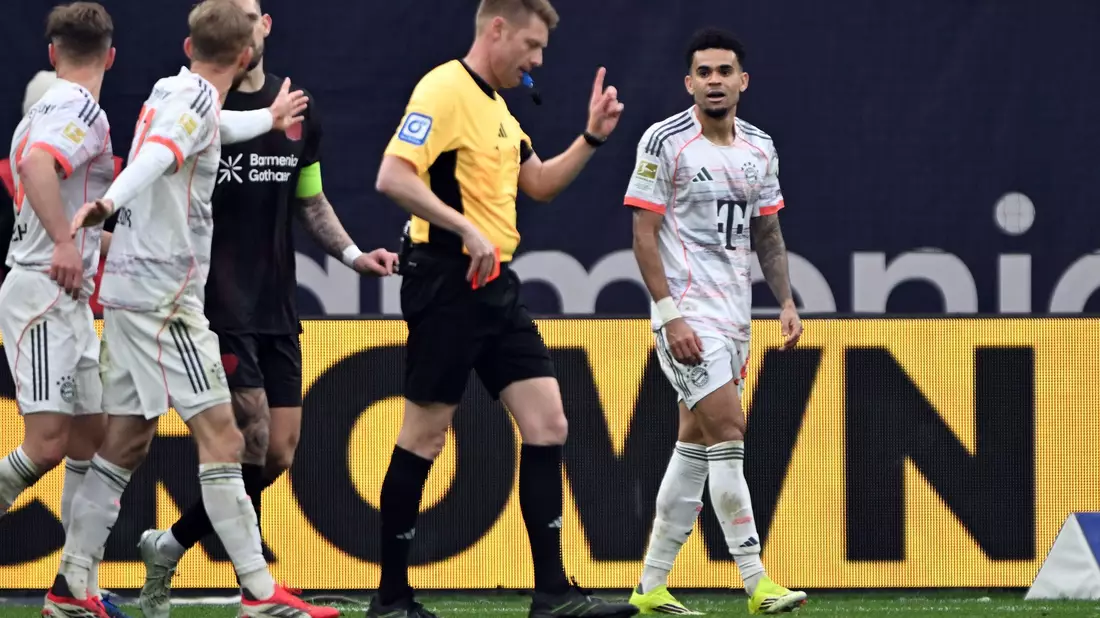 Bayern-Stürmer Luis Díaz bleibt nach seiner Gelb-Roten Karte für das nächste Spiel gesperrt. - Bild: Federico Gambarini/dpa