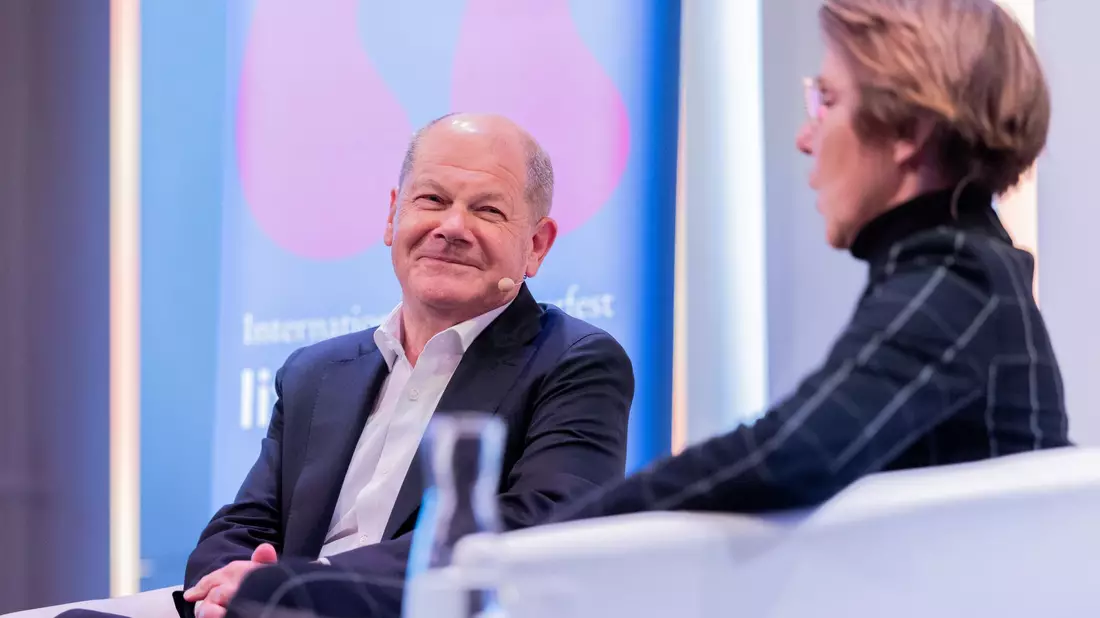 Ex-Kanzler Olaf Scholz hat bei der Lit.Cologne über seine Lesegewohnheiten gesprochen. - Bild: Rolf Vennenbernd/dpa