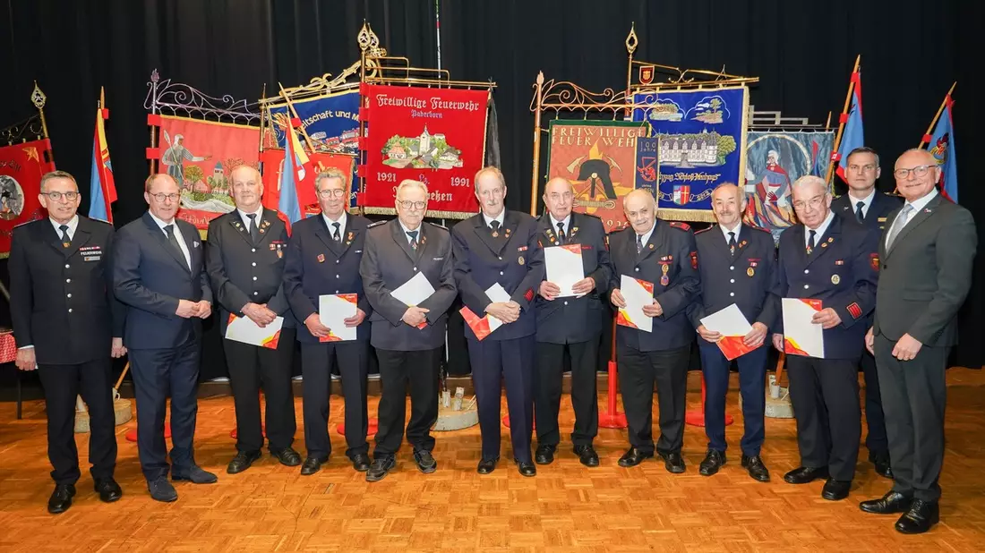 FW Paderborn: Zahlreiche Ehrungen bei der Jahreshauptversammlung der Gesamtwehr der Feuerwehr Paderborn - Bild: presseportal.de