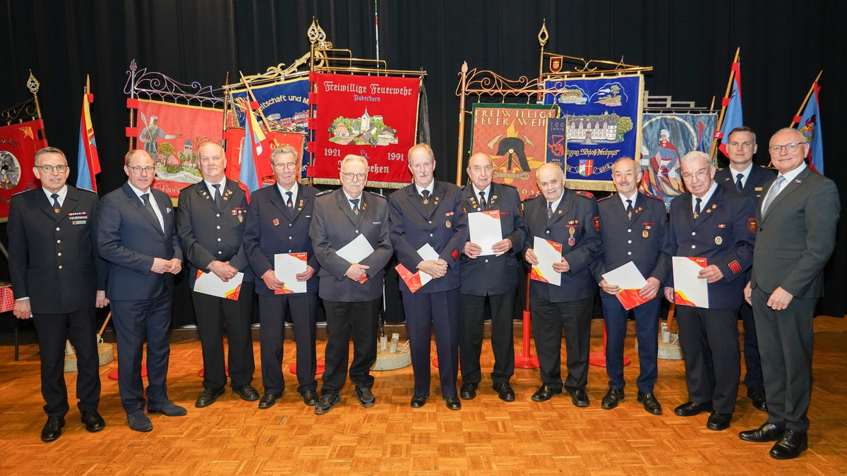 FW Paderborn: Zahlreiche Ehrungen bei der Jahreshauptversammlung der Gesamtwehr der Feuerwehr Paderborn - Foto: presseportal.de