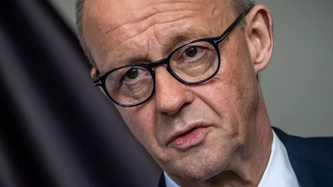 Merz: Gehe davon aus, «dass dies abgestellt wird und dass dies gegebenenfalls auch Konsequenzen hat». - Bild: Michael Kappeler/dpa
