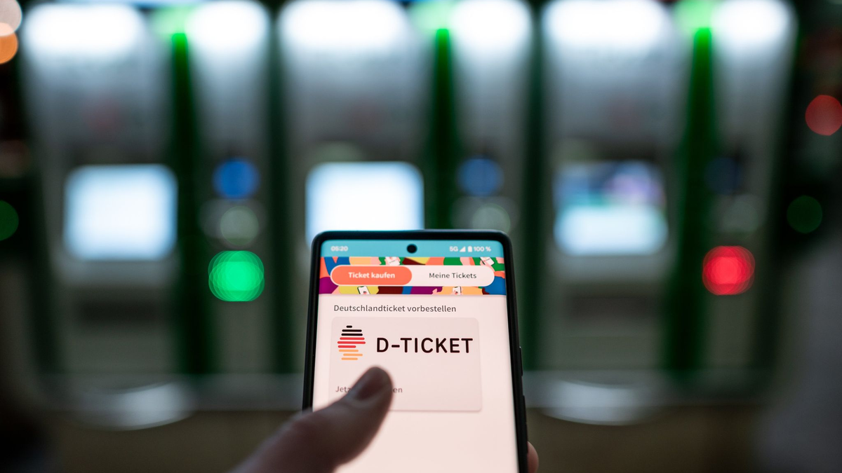 Mehr als 14 Millionen Menschen nutzen das Deutschlandticket derzeit. (Symbolbild) - Foto: Fabian Strauch/dpa