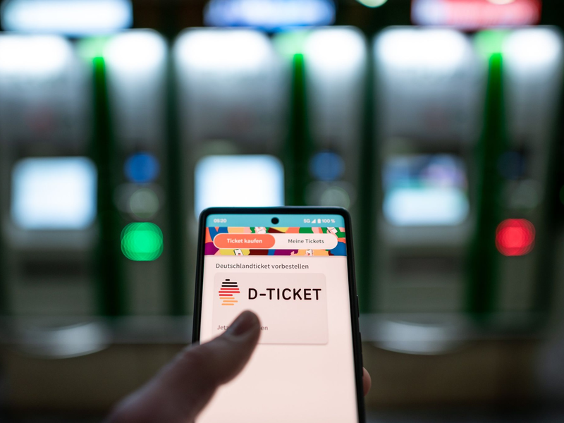 Mehr als 14 Millionen Menschen nutzen das Deutschlandticket derzeit. (Symbolbild) - Foto: Fabian Strauch/dpa