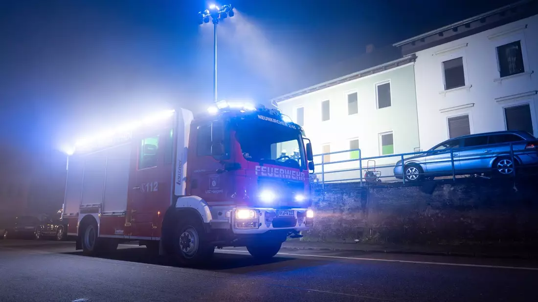 FW LK Neunkirchen: Feuerwehr Neunkirchen löscht Brand in Wiebelskircher Mehrfamilienhaus - Bild: presseportal.de