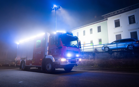 FW LK Neunkirchen: Feuerwehr Neunkirchen löscht Brand in Wiebelskircher Mehrfamilienhaus - Foto: presseportal.de