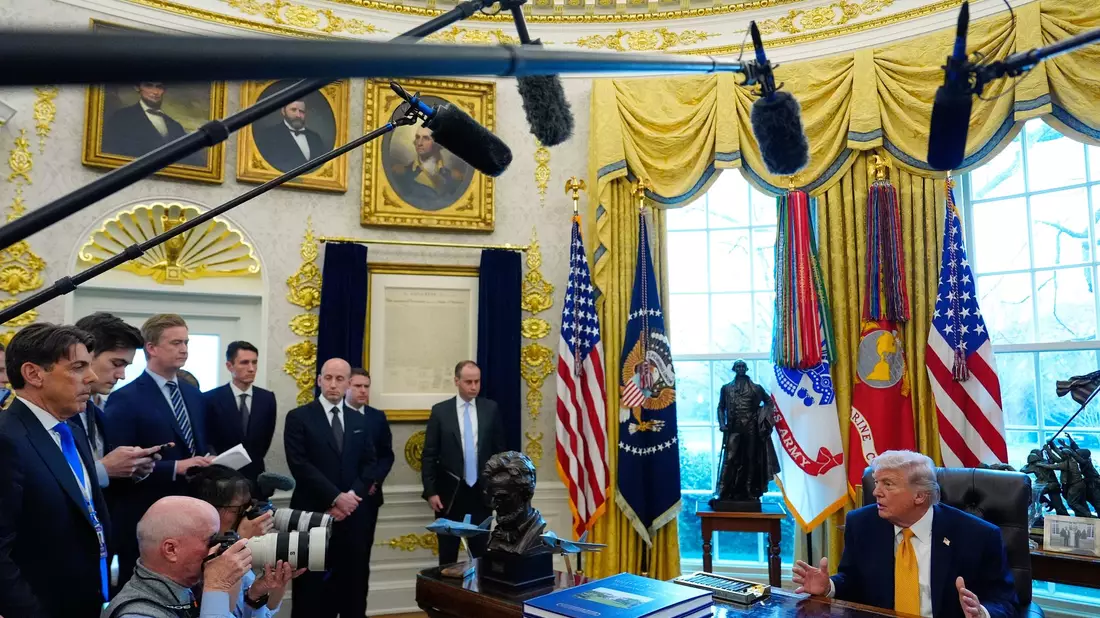 Vor Journalisten deutete Trump eine mögliche «Übernahme» Kubas an. - Bild: Julia Demaree Nikhinson/AP/dpa