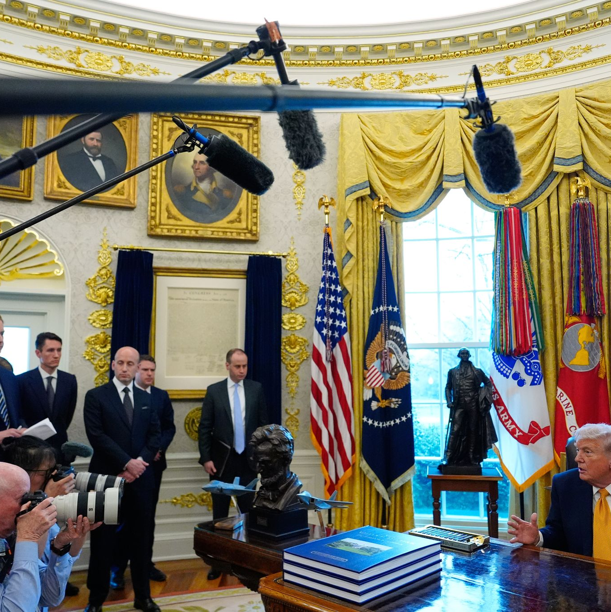 Vor Journalisten deutete Trump eine mögliche «Übernahme» Kubas an. - Foto: Julia Demaree Nikhinson/AP/dpa
