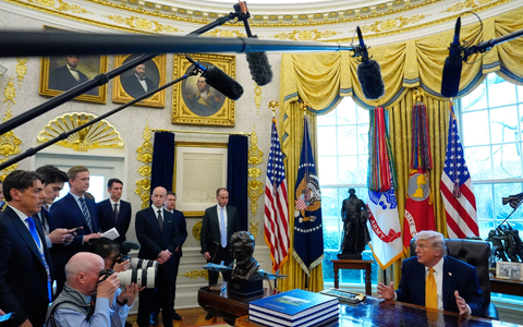 Vor Journalisten deutete Trump eine mögliche «Übernahme» Kubas an. - Foto: Julia Demaree Nikhinson/AP/dpa