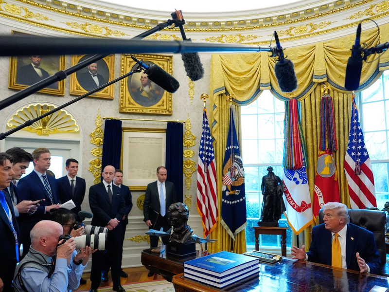 Vor Journalisten deutete Trump eine mögliche «Übernahme» Kubas an. - Foto: Julia Demaree Nikhinson/AP/dpa