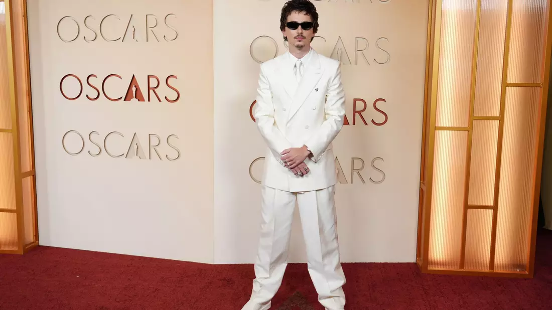 Timothée Chalamet posiert mit Sonnenbrille bei den Oscars 2026. - Bild: Jordan Strauss/Invision/AP/dpa
