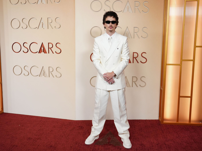 Timothée Chalamet posiert mit Sonnenbrille bei den Oscars 2026. - Foto: Jordan Strauss/Invision/AP/dpa