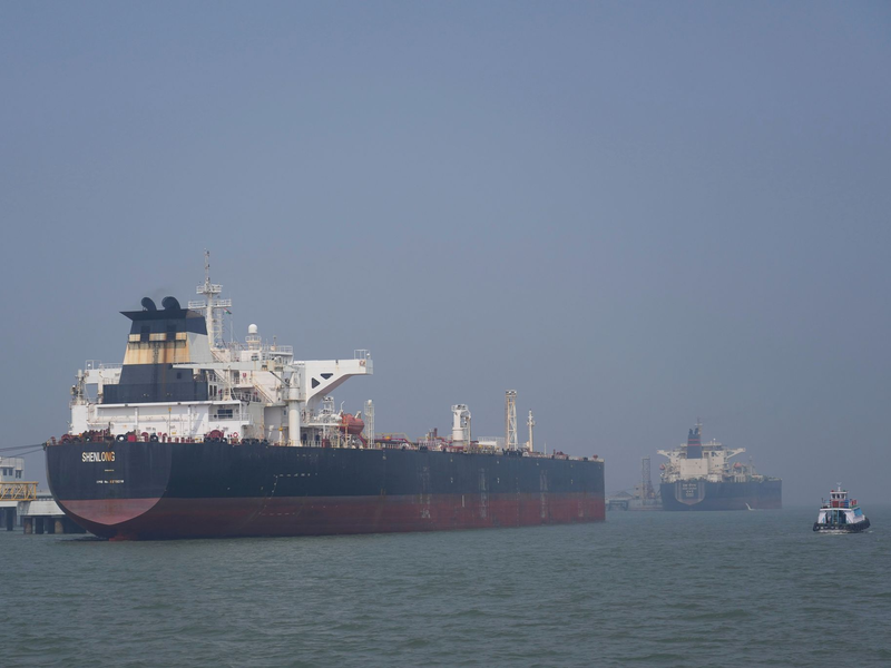 Öltanker fahren kaum noch durch die Straße von Hormus.  - Foto: Rafiq Maqbool/AP/dpa