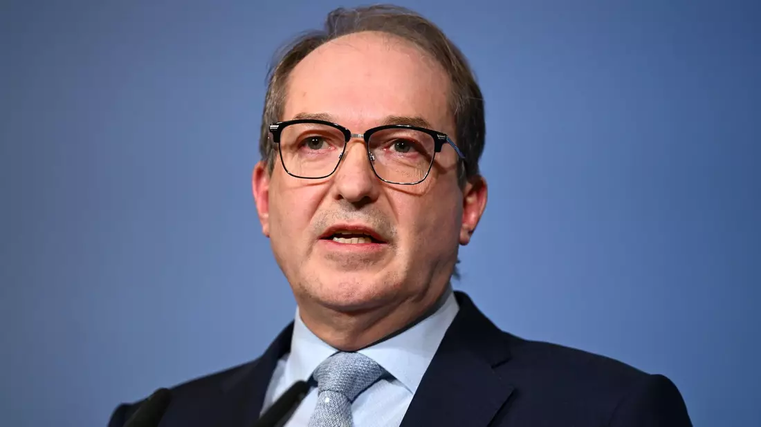 Bundesinnenminister Alexander Dobrindt (CSU) sagt, er wolle das Bundesamt für Verfassungsschutz zu einem echten Geheimdienst machen. (Archivbild) - Bild: Elisa Schu/dpa